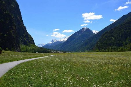 Blik dal inwaarts vanaf Tumpen richting Umhausen. Oetztal